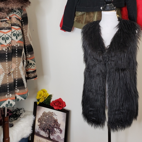NEW Boutique Faux Fur Vest Black - Picture 7 of 15